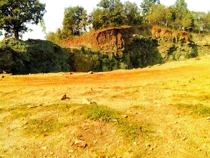 Panic erupts in Khapri villagers with a blast | भूसुरुंग स्फोटाने खापरीच्या ग्रामस्थांमध्ये घबराट Panic erupts in Khapri villagers with a blast | भूसुरुंग स्फोटाने खापरीच्या ग्रामस्थांमध्ये घबराट