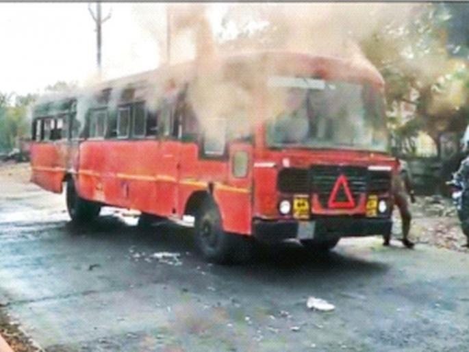 Beating video; Sarpanch killed due to misunderstanding, blocked the road in a cage for a whole day | मारहाण व्हिडीओ; गैरसमजुतीतून सरपंचाची हत्या, केजमध्ये दिवसभर रास्ता रोको Beating video; Sarpanch killed due to misunderstanding, blocked the road in a cage for a whole day | मारहाण व्हिडीओ; गैरसमजुतीतून सरपंचाची हत्या, केजमध्ये दिवसभर रास्ता रोको