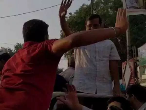 Arvind Kejariwal slapped bay youth in road show again | केजरीवालांच्या पुन्हा कानशिलात लगावली; दिल्लीतील रोड शोमधील प्रकार Arvind Kejariwal slapped bay youth in road show again | केजरीवालांच्या पुन्हा कानशिलात लगावली; दिल्लीतील रोड शोमधील प्रकार