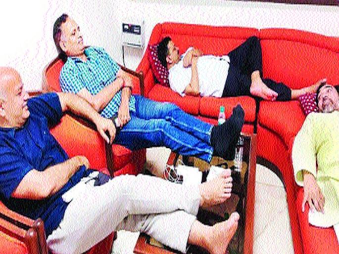 Arvind Kejriwal stays in the office of the governor | नायब राज्यपालांच्या कार्यालयात केजरीवालांचा ठिय्या