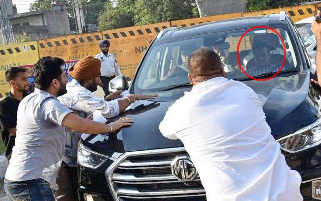 Mistake in CM arvind Kejriwal's security convoy, three farmers ran on the vehicle | CM केजरीवाल यांच्या सुरक्षा ताफ्यात चूक, तीन शेतकरी गाडीवर धावले Mistake in CM arvind Kejriwal's security convoy, three farmers ran on the vehicle | CM केजरीवाल यांच्या सुरक्षा ताफ्यात चूक, तीन शेतकरी गाडीवर धावले