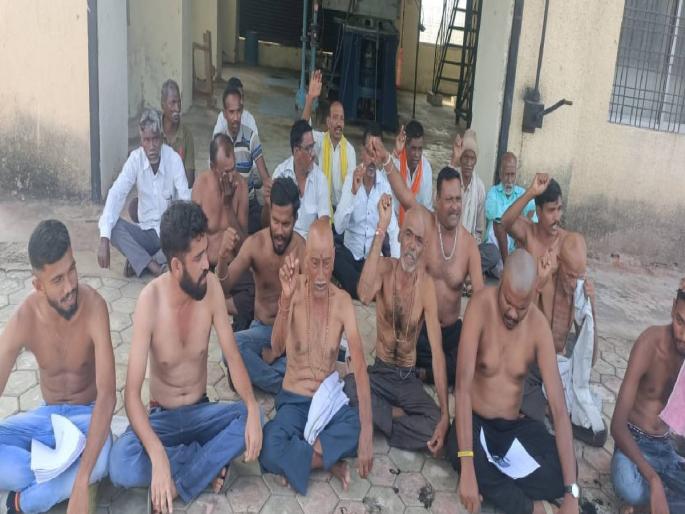Protested the government by performing half-naked and shaven protest Movement on canal of Jhansi Nagar Upsa Irrigation Scheme | अर्ध नग्न व मुंडन आंदोलन करून केला शासनाचा निषेध; झाशी नगर उपसा सिंचन योजनेच्या कालव्यावर आंदोलन Protested the government by performing half-naked and shaven protest Movement on canal of Jhansi Nagar Upsa Irrigation Scheme | अर्ध नग्न व मुंडन आंदोलन करून केला शासनाचा निषेध; झाशी नगर उपसा सिंचन योजनेच्या कालव्यावर आंदोलन