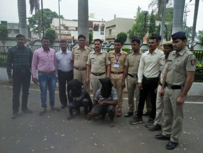 Chakahala on two police officers of the robbers, and both of them arrested | लुटारूंचा दोन पोलीस अधिका-यांवर चाकूहल्ला, दोघांना अटक 