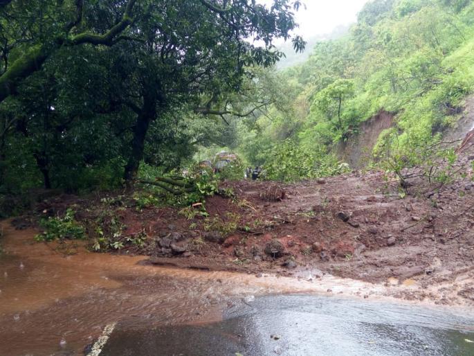 Darad collapsed on Khed-Rasalgad road | खेड-रसाळगड मार्गावर कोसळली दरड Darad collapsed on Khed-Rasalgad road | खेड-रसाळगड मार्गावर कोसळली दरड