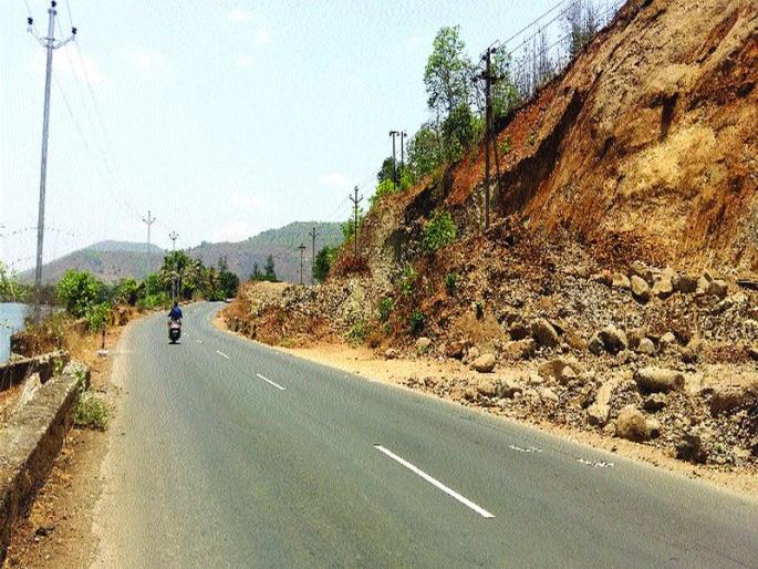 Due to the dug, the power pole on the highway is dangerous | खोदकामामुळे महामार्गावरील वीज खांब धोकादायक स्थितीत Due to the dug, the power pole on the highway is dangerous | खोदकामामुळे महामार्गावरील वीज खांब धोकादायक स्थितीत