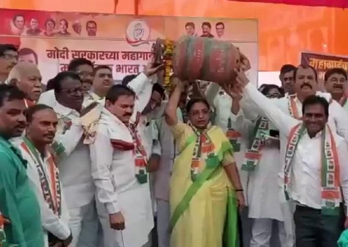 Taking the cylinder on his head, Minister Adv. yashomati Thakur protested against the central government | डोक्यावर सिलेंडर घेत मंत्री यशोमती ठाकूर यांनी केला केंद्र सरकारचा निषेध Taking the cylinder on his head, Minister Adv. yashomati Thakur protested against the central government | डोक्यावर सिलेंडर घेत मंत्री यशोमती ठाकूर यांनी केला केंद्र सरकारचा निषेध