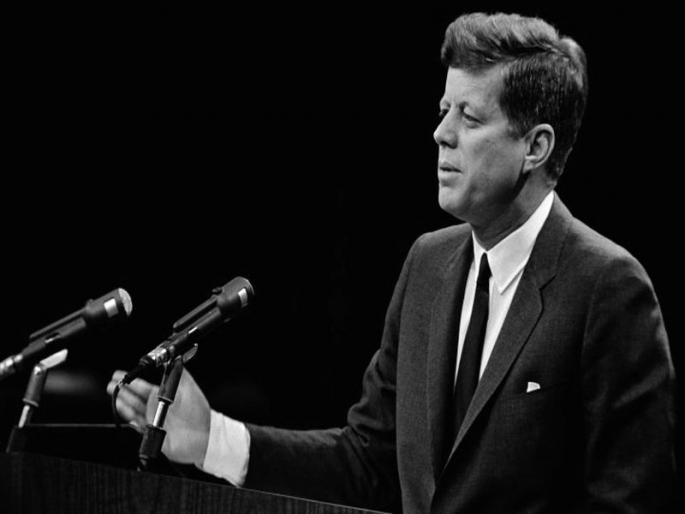 John F. Kennedy had a secret telephone call to British newspaper | जॉन एफ. केनेडी यांच्या हत्येपूर्वी ब्रिटिश वृत्तपत्राला आला होता रहस्यमय फोन  John F. Kennedy had a secret telephone call to British newspaper | जॉन एफ. केनेडी यांच्या हत्येपूर्वी ब्रिटिश वृत्तपत्राला आला होता रहस्यमय फोन