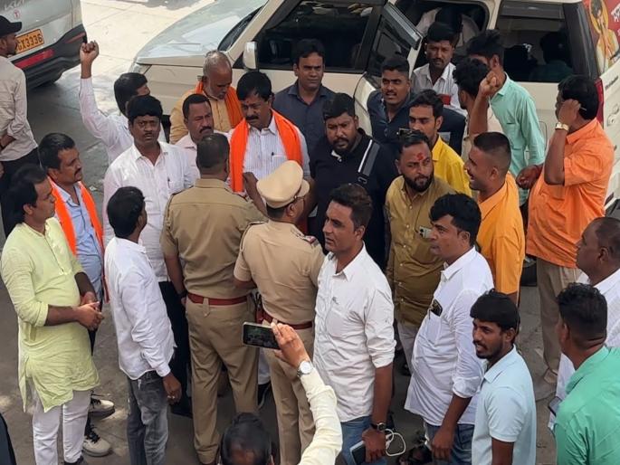 A statement made offensive to the Manoj Jarange; Maratha protesters stormed Sanjay Kenekar's office | जरांगेंवर आक्षेपार्ह विधान भोवले; संजय केणेकर यांच्या कार्यालयावर मराठा आंदोलक धडकले A statement made offensive to the Manoj Jarange; Maratha protesters stormed Sanjay Kenekar's office | जरांगेंवर आक्षेपार्ह विधान भोवले; संजय केणेकर यांच्या कार्यालयावर मराठा आंदोलक धडकले