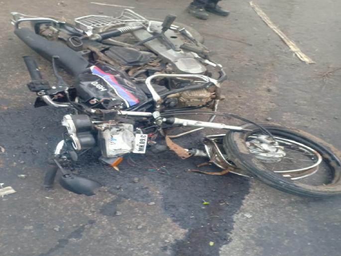 Cousins killed in road accident near Vannur kagal road kolhapur | व्हन्नुर फाटयानजीक अपघात, केनवडेतील दोघे जागीच ठार Cousins killed in road accident near Vannur kagal road kolhapur | व्हन्नुर फाटयानजीक अपघात, केनवडेतील दोघे जागीच ठार