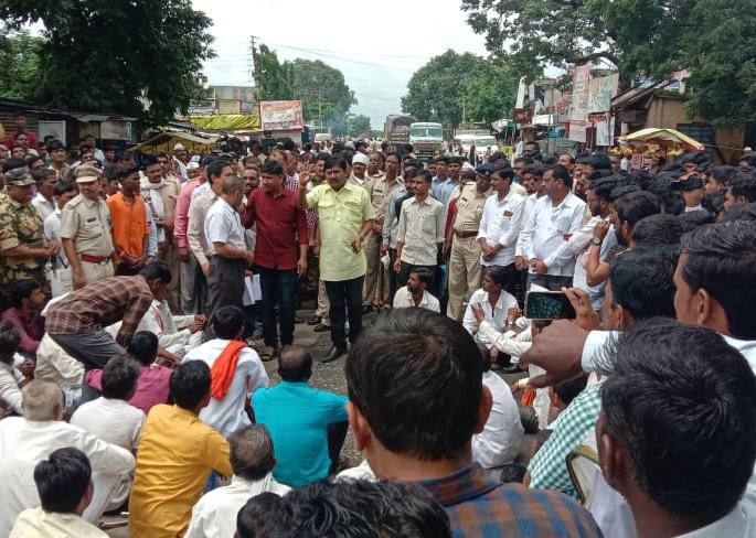agitation at Kenwad for farmers' demands! | शेतकऱ्यांच्या मागण्यांसाठी केनवड येथे रास्ता रोको ! agitation at Kenwad for farmers' demands! | शेतकऱ्यांच्या मागण्यांसाठी केनवड येथे रास्ता रोको !