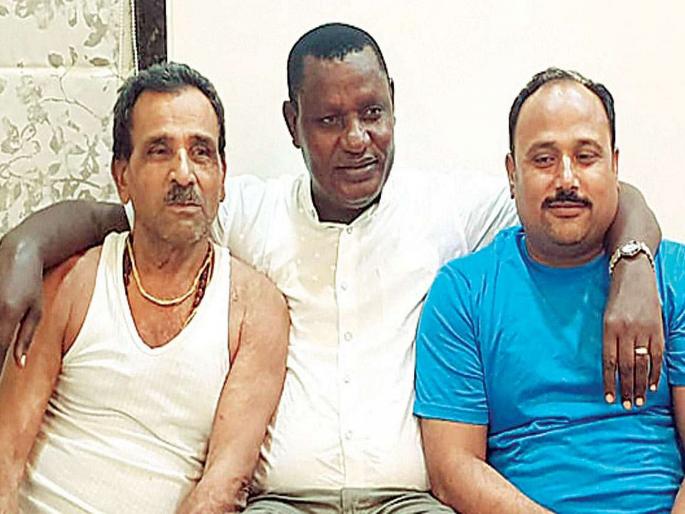 Kenya MP returns to Aurangabad after 30 years to repay college debt of Rs 200 | तीस वर्षांपूर्वीची २०० रुपयांची उधारी फेडण्यासाठी केनियाचे खासदार औरंगाबादमध्ये Kenya MP returns to Aurangabad after 30 years to repay college debt of Rs 200 | तीस वर्षांपूर्वीची २०० रुपयांची उधारी फेडण्यासाठी केनियाचे खासदार औरंगाबादमध्ये