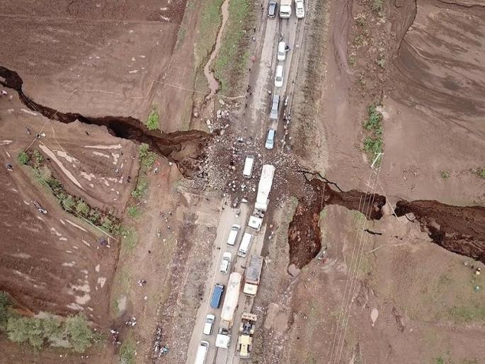 Africa is splitting into two after tear in Kenya’s Rift Valley | आफ्रिकेचे दोन तुकडे पडत आहेत? केनियामध्ये पडली मोठी भेग Africa is splitting into two after tear in Kenya’s Rift Valley | आफ्रिकेचे दोन तुकडे पडत आहेत? केनियामध्ये पडली मोठी भेग