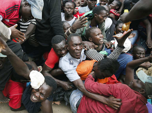 Coronavirus : Stampede in Kenya as slum residents surge for food aid pda | Coronavirus : बापरे! अन्न वाटप करताना झाली चेंगराचेंगरी, अनेकजण जखमी Coronavirus : Stampede in Kenya as slum residents surge for food aid pda | Coronavirus : बापरे! अन्न वाटप करताना झाली चेंगराचेंगरी, अनेकजण जखमी