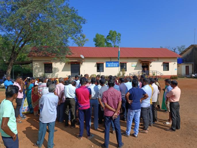 Argument over graveyard, two hundred villagers of Gudi Paroda reached the police station | स्मशानभूमीवरून वाद, गुडी पारोडाच्या दोनशे ग्रामस्थांनी गाठले पोलीस ठाणे Argument over graveyard, two hundred villagers of Gudi Paroda reached the police station | स्मशानभूमीवरून वाद, गुडी पारोडाच्या दोनशे ग्रामस्थांनी गाठले पोलीस ठाणे
