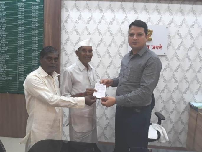 Chikhalgaon villagers, Morgaon student help for Kerala flood victims | केरळ पूरग्रस्तांसाठी चिखलगाव ग्रामस्थ, मोरगाव सादीजनचे विद्यार्थी सरसावले Chikhalgaon villagers, Morgaon student help for Kerala flood victims | केरळ पूरग्रस्तांसाठी चिखलगाव ग्रामस्थ, मोरगाव सादीजनचे विद्यार्थी सरसावले
