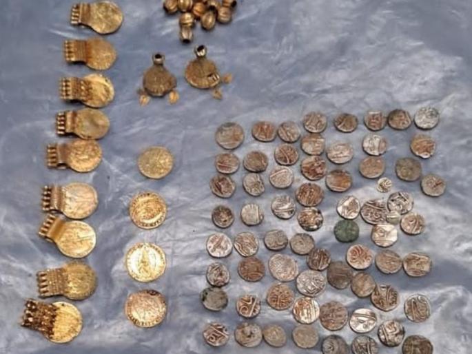 kerala women workers unearthed gold silver container from digging | अरे व्वा! महिला मजुरांना सापडला शतकानुशतके जुना असलेला सोन्या-चांदीचा खजिना kerala women workers unearthed gold silver container from digging | अरे व्वा! महिला मजुरांना सापडला शतकानुशतके जुना असलेला सोन्या-चांदीचा खजिना