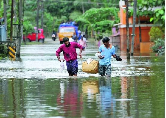 Satkarkar runs for Kerala flood victims: Lt Col Sujeet Bhosale's contribution for rescue work | केरळच्या पूरग्रस्तांसाठी बचावसाठी सातारकर : लेफ्टनंट कर्नल सुजित भोसले यांचे योगदान Satkarkar runs for Kerala flood victims: Lt Col Sujeet Bhosale's contribution for rescue work | केरळच्या पूरग्रस्तांसाठी बचावसाठी सातारकर : लेफ्टनंट कर्नल सुजित भोसले यांचे योगदान