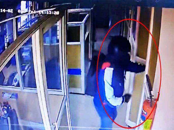 Kerala thief looted Rs 15 lakh from a bank in just two and a half minutes | पत्नीच्या भीतीमुळे पतीने अडीच मिनिटात लुटली बँक, पण कारण काय? Kerala thief looted Rs 15 lakh from a bank in just two and a half minutes | पत्नीच्या भीतीमुळे पतीने अडीच मिनिटात लुटली बँक, पण कारण काय?