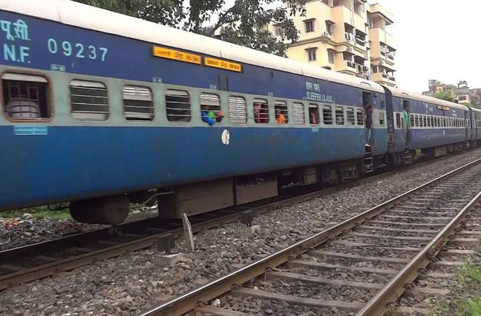 Four Passengers Die In Kerala Express Due To Heat | उष्माघातामुळे केरळ एक्सप्रेसमधील 4 प्रवाशांचा मृत्यू Four Passengers Die In Kerala Express Due To Heat | उष्माघातामुळे केरळ एक्सप्रेसमधील 4 प्रवाशांचा मृत्यू