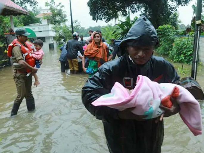 The Collector has flooded nine-day floods in Kerala-flooded Kerala, cleared and cleaned | जिल्हाधिकाऱ्याने पूरग्रस्त केरळमध्ये नऊ दिवस वाहून नेली खोकी, केली साफसफाई The Collector has flooded nine-day floods in Kerala-flooded Kerala, cleared and cleaned | जिल्हाधिकाऱ्याने पूरग्रस्त केरळमध्ये नऊ दिवस वाहून नेली खोकी, केली साफसफाई