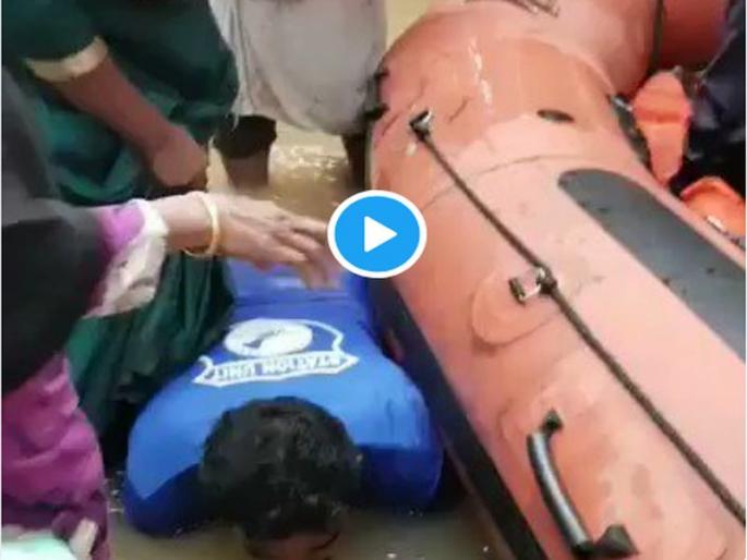 Kerala floods: Man bows down on his knees to help women and children climb NDRF boat | Kerala floods: त्यांच्यासाठी मच्छीमार बनला देवदूत, व्हिडीओ व्हायरल Kerala floods: Man bows down on his knees to help women and children climb NDRF boat | Kerala floods: त्यांच्यासाठी मच्छीमार बनला देवदूत, व्हिडीओ व्हायरल