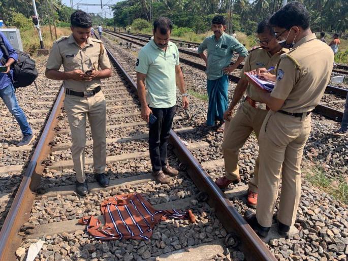 Doused the passengers with petrol and set them on fire; Three bodies were found on the railway tracks | पेट्रोल टाकून सहप्रवाशांना पेटविले; रेल्वे रुळांवर सापडले तिघांचे मृतदेह Doused the passengers with petrol and set them on fire; Three bodies were found on the railway tracks | पेट्रोल टाकून सहप्रवाशांना पेटविले; रेल्वे रुळांवर सापडले तिघांचे मृतदेह