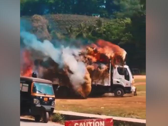 kerala man drives burning lorry to safety video goes viral | VIDEO: ट्रकला भरवस्तीत आग, चालक पळाला; शेकडो जणांचा जीव धोक्यात अन् मग... kerala man drives burning lorry to safety video goes viral | VIDEO: ट्रकला भरवस्तीत आग, चालक पळाला; शेकडो जणांचा जीव धोक्यात अन् मग...