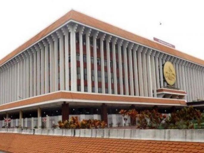 Congress legislators come to the Kerala Legislative Assembly with a grenade, unprecedented mess | केरळ विधानसभेत ग्रेनेड घेऊन घुसले काँग्रेस आमदार, अभूतपूर्व गोंधळ