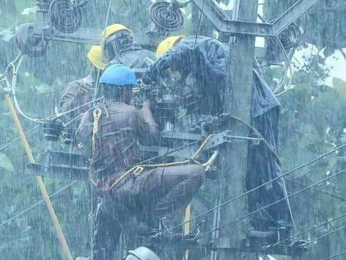 Viral Photos of real hero who helps in Kerala Floods | रियल हिरो! केरळमधील वीज कर्मचाऱ्यांचा फोटो व्हायरल, नेटीझन्सचा 'सॅल्यूट' Viral Photos of real hero who helps in Kerala Floods | रियल हिरो! केरळमधील वीज कर्मचाऱ्यांचा फोटो व्हायरल, नेटीझन्सचा 'सॅल्यूट'