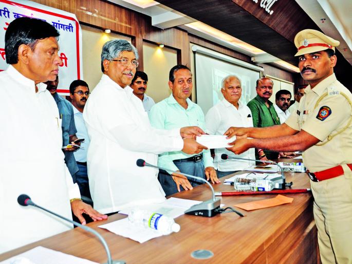 Kerala floods: Due to the support of Kerala flood victims, Sangliyat corporators resorted to medicines | Kerala Floods : केरळ पूरग्रस्तांसाठी मदतीचा ओघ, सांगलीत नगरसेवकांतर्फे औषधे Kerala floods: Due to the support of Kerala flood victims, Sangliyat corporators resorted to medicines | Kerala Floods : केरळ पूरग्रस्तांसाठी मदतीचा ओघ, सांगलीत नगरसेवकांतर्फे औषधे