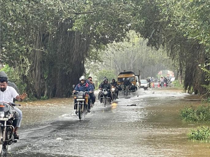 Panchganga nears warning level due to heavy rain in Kolhapur 4 state highways closed, 79 dams under water | पंचगंगेने ओलांडली इशारा पातळी, कोल्हापूर-रत्नागिरी रोडवर केर्लीजवळ आले पुराचे पाणी; ४ राज्यमार्ग बंद Panchganga nears warning level due to heavy rain in Kolhapur 4 state highways closed, 79 dams under water | पंचगंगेने ओलांडली इशारा पातळी, कोल्हापूर-रत्नागिरी रोडवर केर्लीजवळ आले पुराचे पाणी; ४ राज्यमार्ग बंद