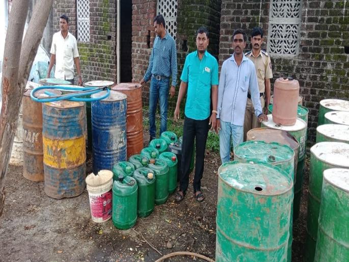 1400 liters of illegal kerosene were seized from the Hingoli Garamal area | हिंगोलीतील गारमाळ परिसरातून १४०० लिटर अवैध रॉकेल साठा जप्त 1400 liters of illegal kerosene were seized from the Hingoli Garamal area | हिंगोलीतील गारमाळ परिसरातून १४०० लिटर अवैध रॉकेल साठा जप्त