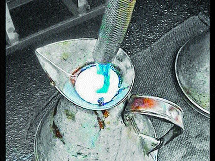 Use of petrol without the use of kerosene to burn dead bodies | मृतदेह जाळण्यासाठी रॉकेलअभावी पेट्रोलचा करावा लागतोय वापर Use of petrol without the use of kerosene to burn dead bodies | मृतदेह जाळण्यासाठी रॉकेलअभावी पेट्रोलचा करावा लागतोय वापर