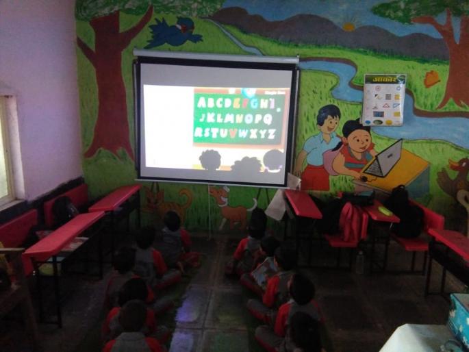 Lessons of Digital Knowledge on Looming Students on Solar Power | सौरऊर्जेवर विद्यार्थी गिरवताहेत डिजिटल ज्ञानाचे धडे Lessons of Digital Knowledge on Looming Students on Solar Power | सौरऊर्जेवर विद्यार्थी गिरवताहेत डिजिटल ज्ञानाचे धडे