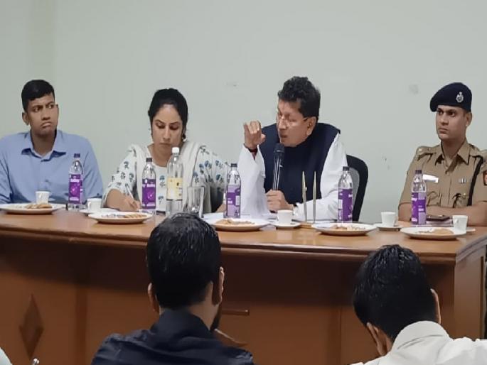 Emergency meeting of key officials at Sawantwadi in the presence of Minister Deepak Kesarkar | आपत्कालीन बैठकीत वीजवितरण, बांधकाम विभागावर नागरिकांनी व्यक्त केला रोष