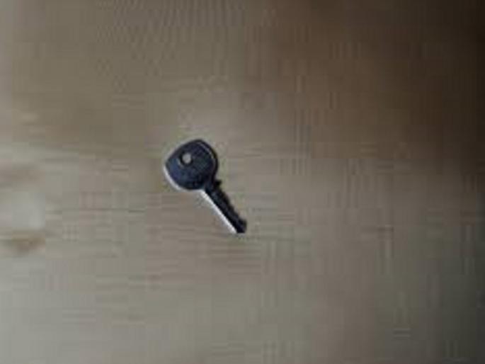 Thieves opened the house by taking the key from under the pillow of the owner who was hiding on the roof... | छतावर झाेपलेल्या घरमालकाच्या उशीखालील चावी काढून घेत चोरट्यांनी उघडले घर... Thieves opened the house by taking the key from under the pillow of the owner who was hiding on the roof... | छतावर झाेपलेल्या घरमालकाच्या उशीखालील चावी काढून घेत चोरट्यांनी उघडले घर...