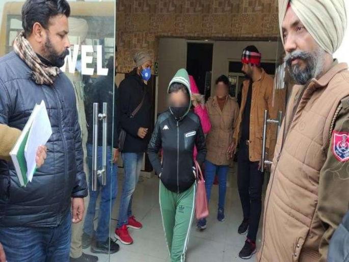 Online casino cum sex racket busted, 70 arrested, including 10 high-profile bar dancers | ऑनलाईन कॅसिनो कम सेक्स रॅकेटवर छापा, 10 हायप्रोफाईल बारबालांसह 70 जणांना अटक Online casino cum sex racket busted, 70 arrested, including 10 high-profile bar dancers | ऑनलाईन कॅसिनो कम सेक्स रॅकेटवर छापा, 10 हायप्रोफाईल बारबालांसह 70 जणांना अटक