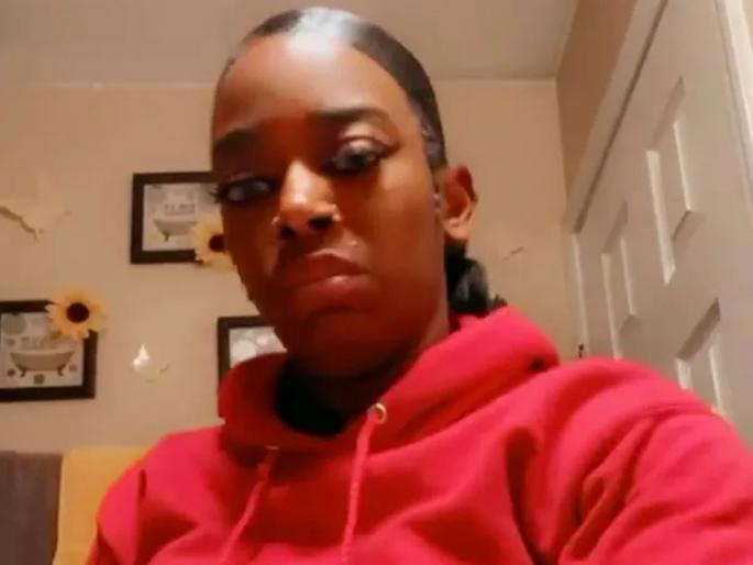 Gorilla glue said its sorry to hear about tessica brown who accidentally glued her hair in place | अरे देवा!  हेअर स्प्रे संपला म्हणून या बाईनं डोक्याला ग्लू लावला; अन् मग झाली 'अशी' अवस्था... Gorilla glue said its sorry to hear about tessica brown who accidentally glued her hair in place | अरे देवा!  हेअर स्प्रे संपला म्हणून या बाईनं डोक्याला ग्लू लावला; अन् मग झाली 'अशी' अवस्था...