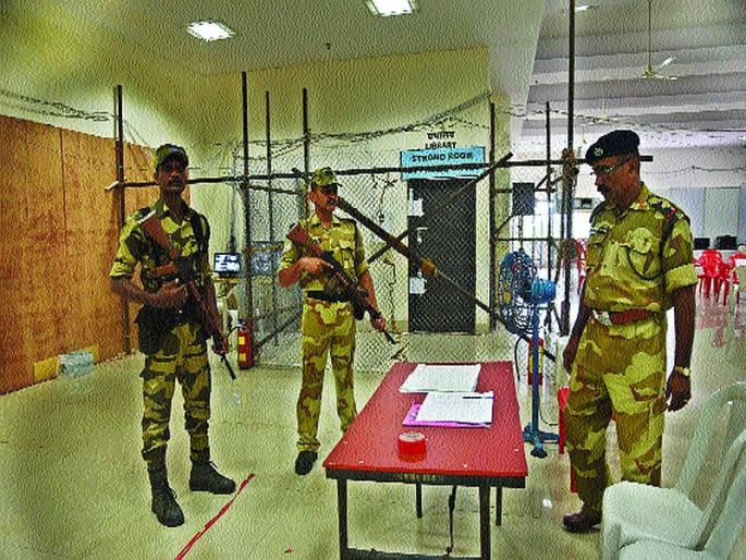 Maharashtra Election 2019: EVM machine in the eyes of the police | पोलिसांच्या नजरकैदेत ईव्हीएम मशिन