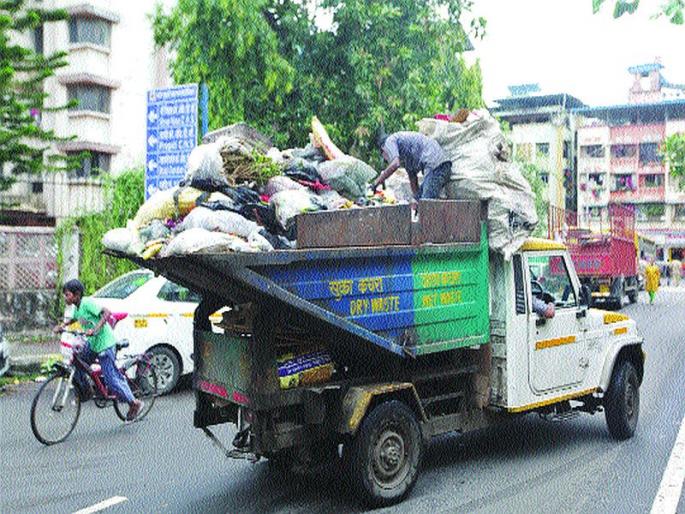 Bell trash overflow; Citizens suffer from stink | घंटागाडीतील कचरा ओव्हर फ्लो; दुर्गंधीने नागरिक त्रस्त Bell trash overflow; Citizens suffer from stink | घंटागाडीतील कचरा ओव्हर फ्लो; दुर्गंधीने नागरिक त्रस्त