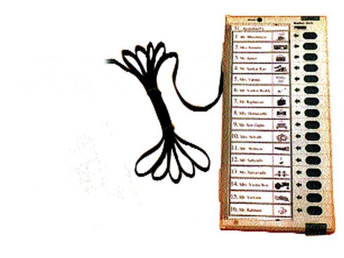 Maharashtra Election 2019: First voting by a young man with a leg | दिव्यांग तरुणाने केले पायाने पहिले मतदान Maharashtra Election 2019: First voting by a young man with a leg | दिव्यांग तरुणाने केले पायाने पहिले मतदान