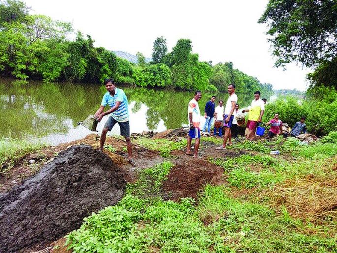 Villagers removed silt from Jackwell | जॅकवेलमधून ग्रामस्थांनी काढला गाळ Villagers removed silt from Jackwell | जॅकवेलमधून ग्रामस्थांनी काढला गाळ