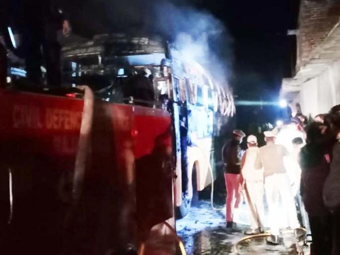 Rajasthan trembled! Passenger bus touches electric wire; 6 killed, some burnt | राजस्थान हादरले! रस्ता चुकलेल्या प्रवासी बसचा वीजेच्या तारेला स्पर्श; 6 जणांचा मृत्यू, काही भाजले Rajasthan trembled! Passenger bus touches electric wire; 6 killed, some burnt | राजस्थान हादरले! रस्ता चुकलेल्या प्रवासी बसचा वीजेच्या तारेला स्पर्श; 6 जणांचा मृत्यू, काही भाजले