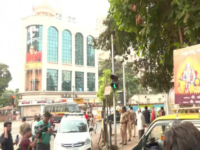 MNS Played Hanuman Chalisa in front of Shiv Sena Bhavan; Achieved justification of Ram Navami | शिवसेना भवनासमोर मनसेने लावली हनुमान चालिसा; रामनवमीचं साधलं औचित्य MNS Played Hanuman Chalisa in front of Shiv Sena Bhavan; Achieved justification of Ram Navami | शिवसेना भवनासमोर मनसेने लावली हनुमान चालिसा; रामनवमीचं साधलं औचित्य