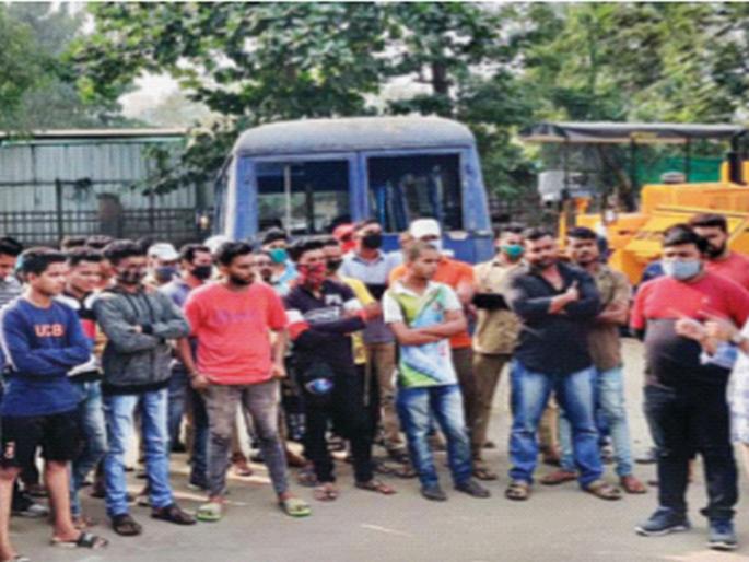 Five workers on the bell train were severely beaten | घंटागाडीवरील पाच कामगारांना केली जबर मारहाण Five workers on the bell train were severely beaten | घंटागाडीवरील पाच कामगारांना केली जबर मारहाण