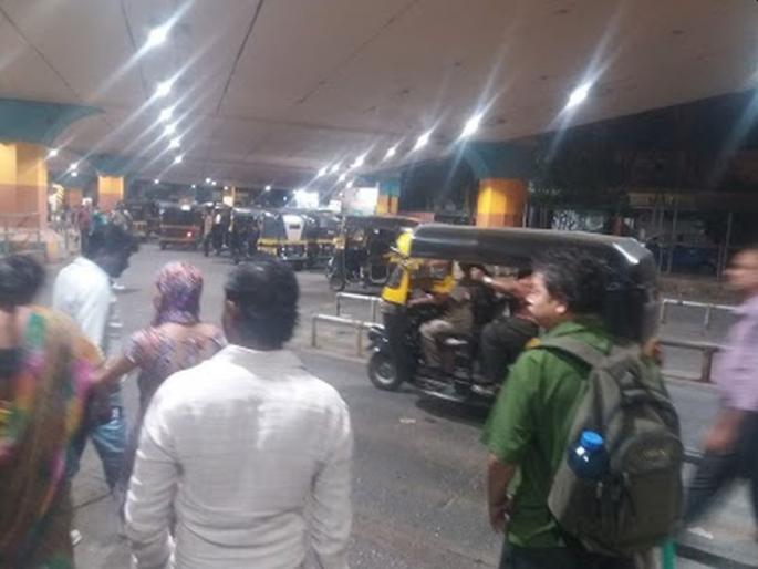 Police warns to take action if more than 2 passengers are taken in the rickshaw | रिक्षात २ पेक्षा जास्त प्रवासी घेतल्यास कारवाई करण्याचा पोलिसांचा इशारा Police warns to take action if more than 2 passengers are taken in the rickshaw | रिक्षात २ पेक्षा जास्त प्रवासी घेतल्यास कारवाई करण्याचा पोलिसांचा इशारा