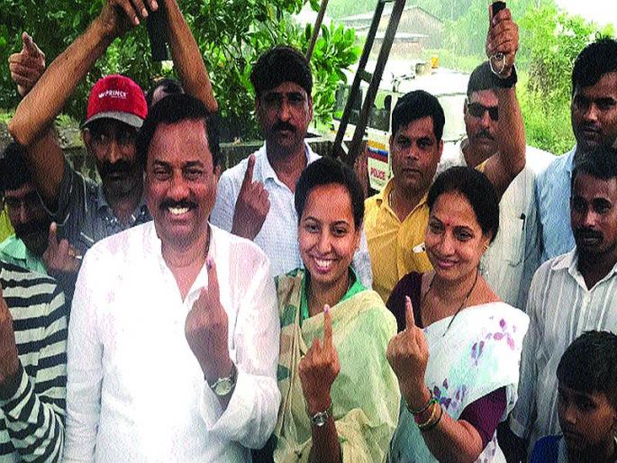 Maharashtra Election 2019: Voting fell sharply; Locked in the futuristic machine of the 78 candidates | मतदानाचा टक्का घसरला; ७८ उमेदवारांचे भवितव्य यंत्रात बंद