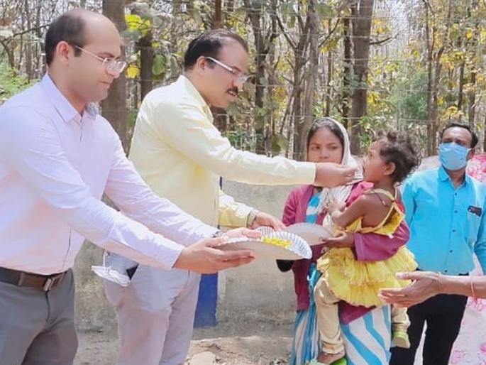 Officer feed meal to a littel girl in Lockdown | ‘लॉकडाऊन’मध्ये बेघर चिमुकलीच्या तोंडात भरविला अन्नाचा घास! Officer feed meal to a littel girl in Lockdown | ‘लॉकडाऊन’मध्ये बेघर चिमुकलीच्या तोंडात भरविला अन्नाचा घास!