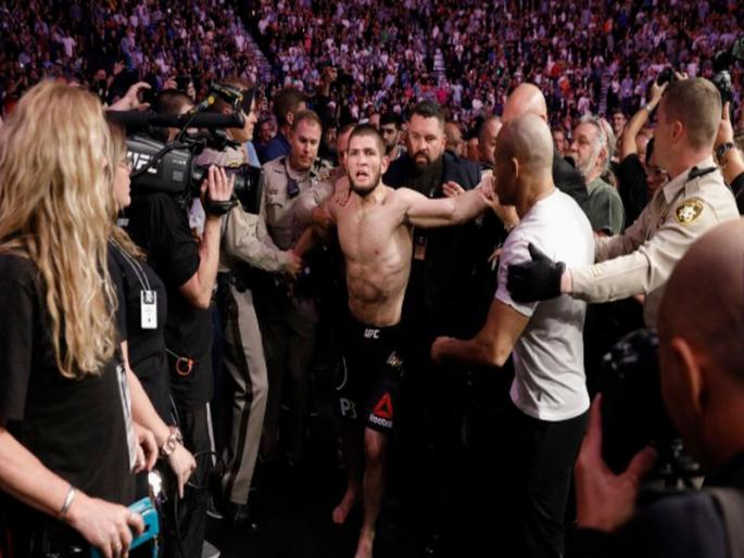 Video: Khabib Nurmagamedov leaps out to attack Conor McGregor's coach | Video : दहा फुटाची रिंग ओलांडून त्याने प्रेक्षकांसोबत केली फ्री स्टाईल फाईट  Video: Khabib Nurmagamedov leaps out to attack Conor McGregor's coach | Video : दहा फुटाची रिंग ओलांडून त्याने प्रेक्षकांसोबत केली फ्री स्टाईल फाईट