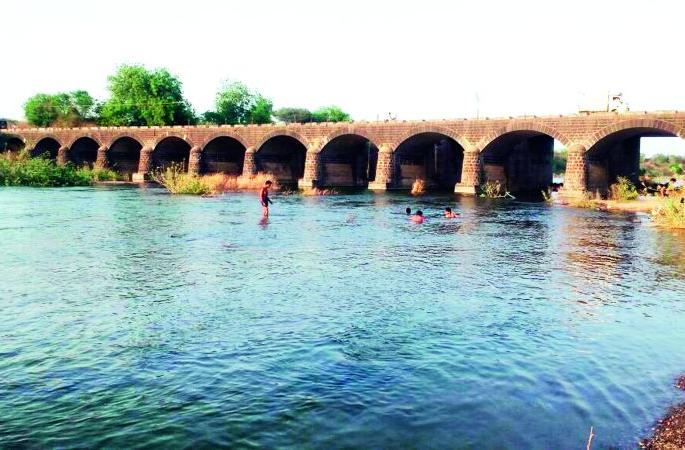 flowing the Khadakpurna river in the summer! | ऐन ग्रीष्मात खडकपूर्णा नदी झाली वाहती! 